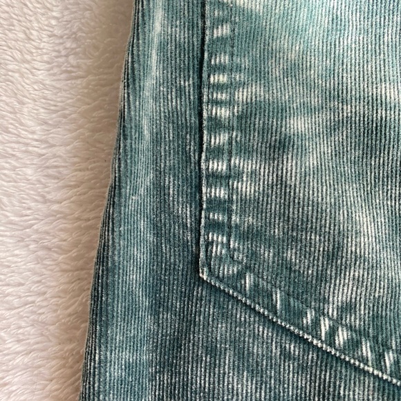 Lightweight textured green mini skirt! - Picture 3 of 4